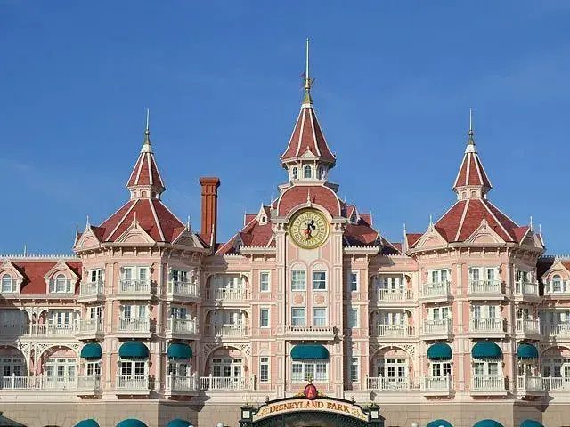 Detalles de la arquitectura victoriana del Disneyland Hotel